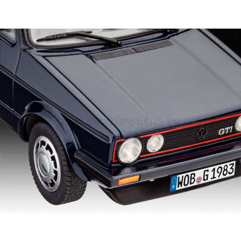 Сборная модель Подарочный набор Автомобиль Volkswagen Golf 1 GTi Pirelli (юбилейная серия) (1:24) 05694 Revell