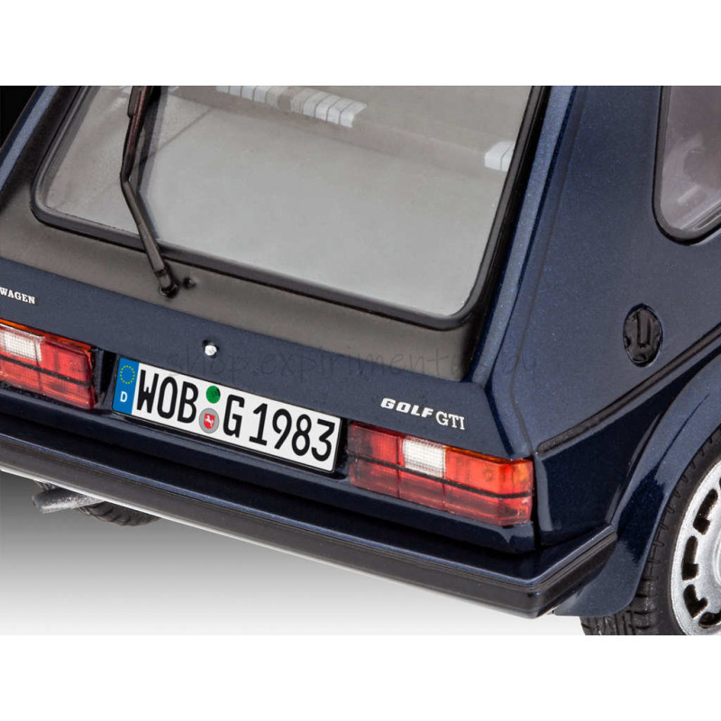 Сборная модель Подарочный набор Автомобиль Volkswagen Golf 1 GTi Pirelli (юбилейная серия) (1:24) 05694 Revell